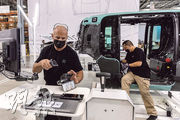 圖為亞馬遜旗下自動駕駛技術公司Zoox的工人組裝汽車。俗稱「小非農」的美國ADP私人企業就業職位上月增長放慢，製造業等領域的就業職位減少，令市場的加息預期降溫。（路透社）