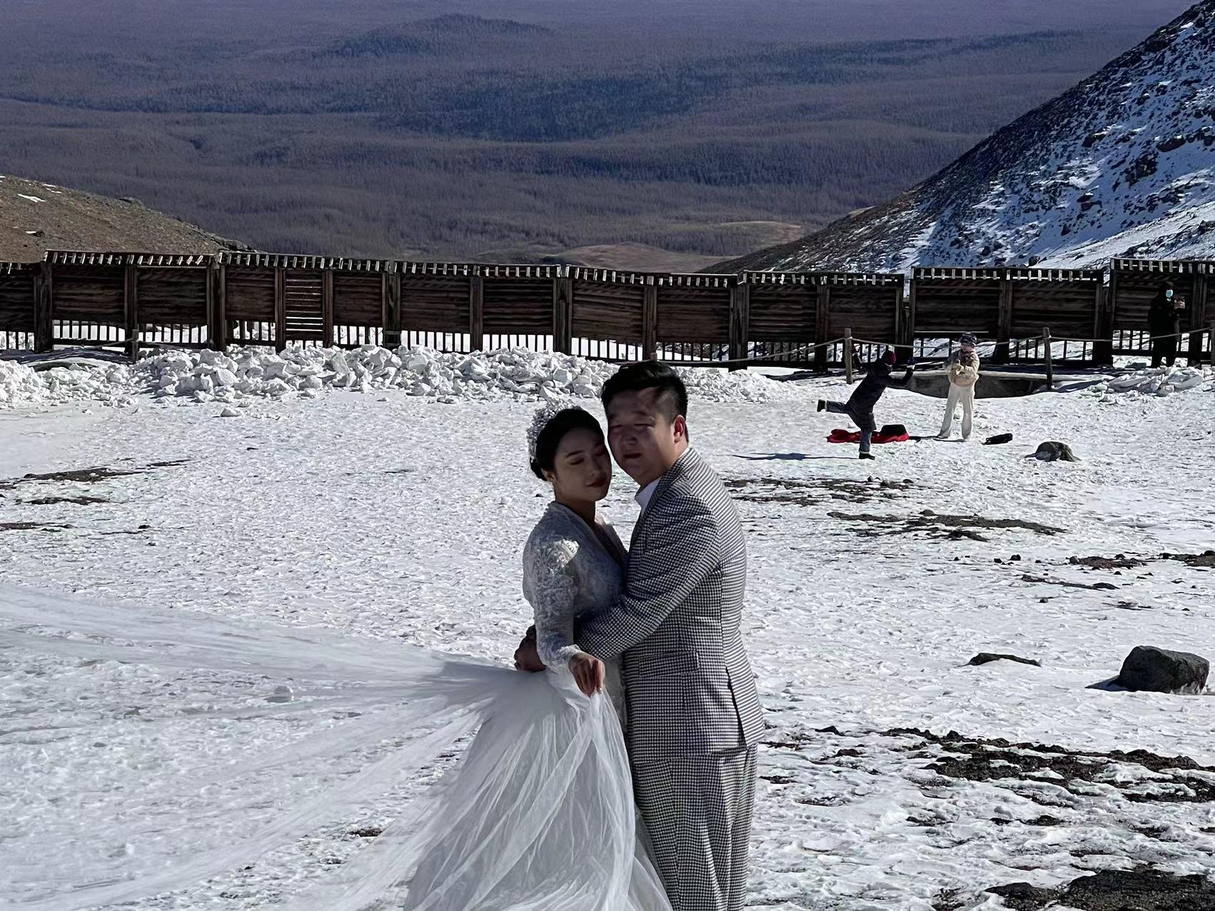 一對新人選擇在冰天雪地影婚照，自有另一番風情。