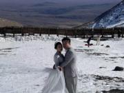 一對新人選擇在冰天雪地影婚照，自有另一番風情。