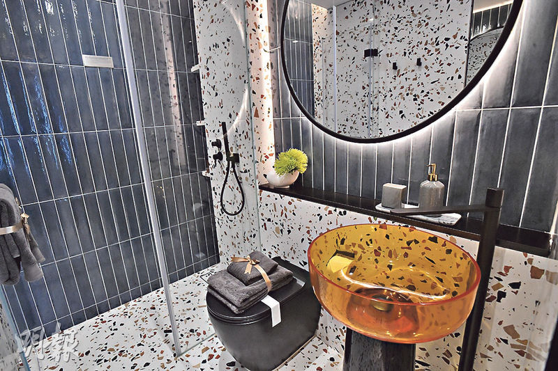 浴室原設計以實用為主，示範單位的浴室，則以繽紛用色為主調。（劉焌陶攝）