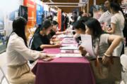 香港中文大學（深圳）招聘職位涵蓋學術、講師、科研、行政等大類，接連不斷有求職者前來遞交簡歷與諮詢。
