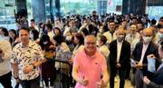 嘉華營銷及市場策劃總監（香港地產）溫偉明（紅粉色衫）早前表示，啟德海灣第1期將於下周開價，首批將涉約204伙，預計以「驚喜價」應市。