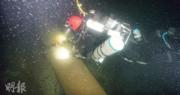 資料圖片芬蘭海軍發布照片顯示，旗下一名深海蛙人早前到受破壞的天然氣管道視察受損情况。（路透社）