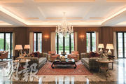 華第展出的連裝修現樓示範洋房，以華貴歐式風格特顯豪宅氣派。