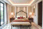 主人套房寢區以暖色貫徹全屋高雅風格，並帶出溫馨感。