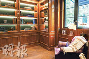 洋房內設大量入牆家具，包括木製書櫃，可同時擺放飾品。