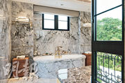 浴室空間寬敞，雲石紋理提升整體氣派。