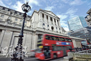 圖為英倫銀行大樓。英倫銀行昨將利率維持在5.25厘的2008年以來高位，是該央行連續第二次議息會議按兵不動，市場預期其利率已經見頂。（路透社）