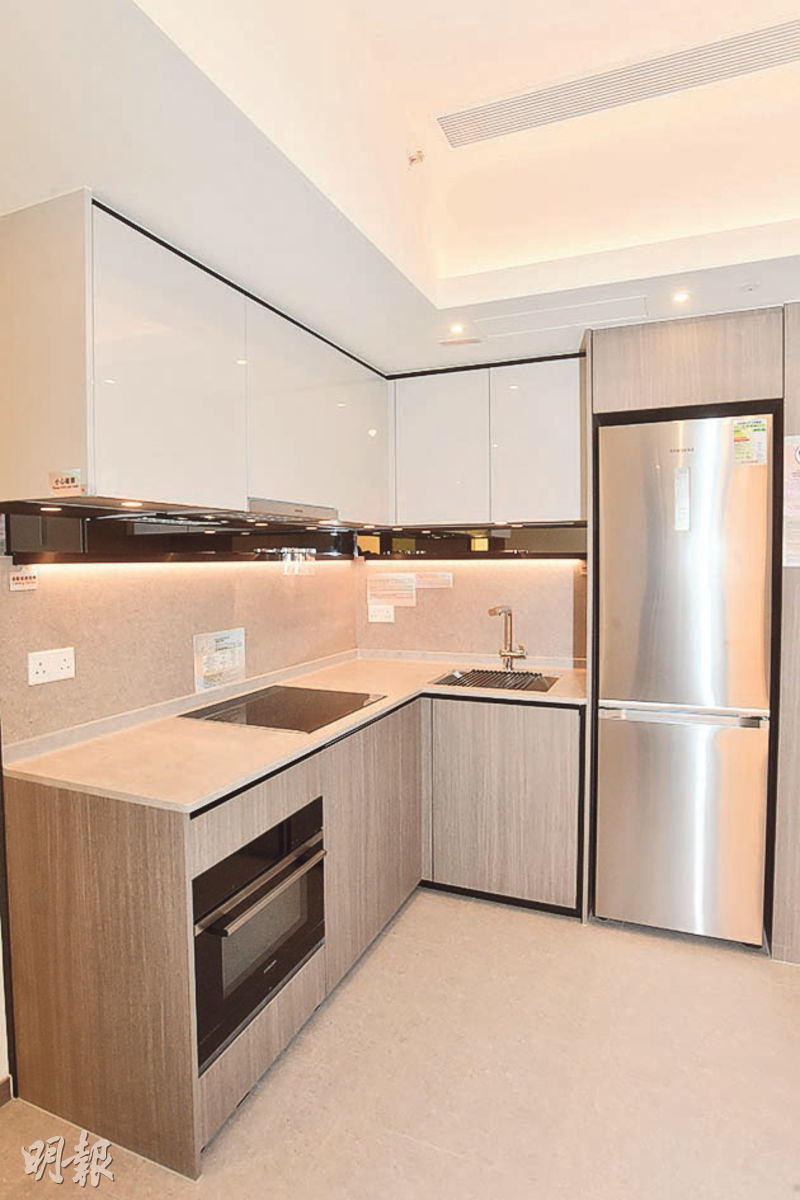 開放式廚房空間寬闊，選用一系列西門子家電。
