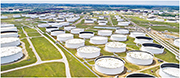 圖為美國俄克拉荷馬州庫欣地區的原油庫存。美國原油庫存上周增加360萬桶，回升至3個月最高水平。（路透社）