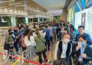 新地天水圍新盤YOHO WEST第1期，昨日首度開放位於南昌站V WALK的示範單位予公眾參觀，市場反應熾熱，參觀人潮不斷。