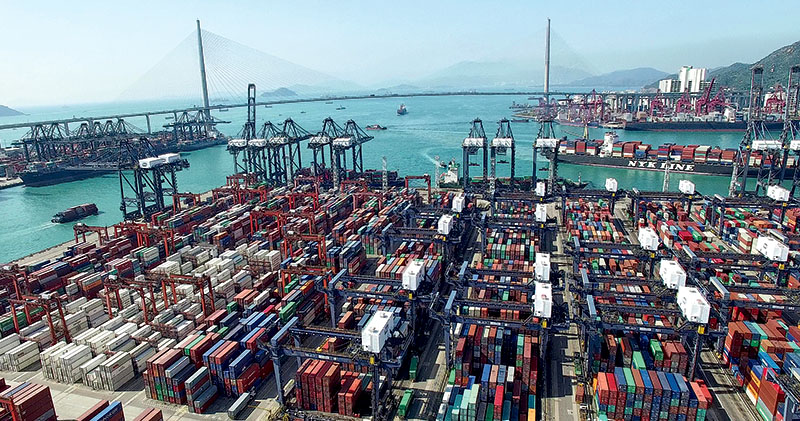 本港碼頭貨櫃吞吐量自2017年以來持續下跌，有業內人士指生產線轉移與中美貿易戰均令貨量未能大幅增加。（資料圖片）