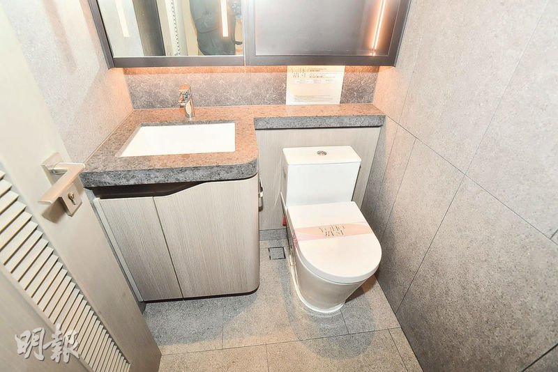 3房戶設有兩個洗手間，其中一個是不設衛浴設備的客廁。