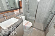 浴室採淋浴式設計，以灰黑色為主調。