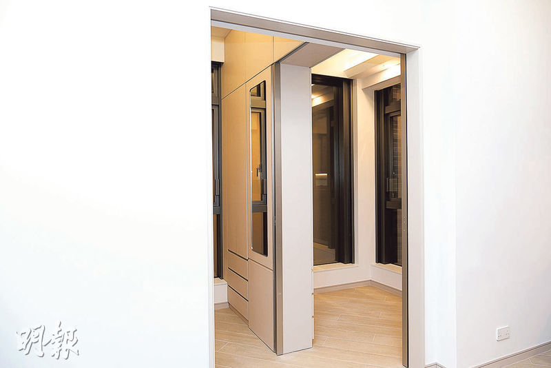 單位主人房採用雙趟門設計，中間預設雙面衣櫃，戶主可因應需要把房間分隔成兩個空間。