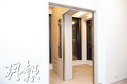 單位主人房採用雙趟門設計，中間預設雙面衣櫃，戶主可因應需要把房間分隔成兩個空間。