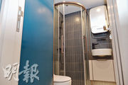 浴室牆身以米色搭配藍色瓷磚打造，配備一系列國際品牌衛浴設備。