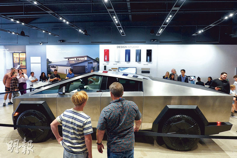 圖為特斯拉在美國加州門市展示的Cybertruck。該款新車周四於得州的超級工廠首次交付，入門級車型售價由約6.1萬美元（約47.6萬港元）起，但要2025年才交付。現時僅交付較貴的車型。（路透社）