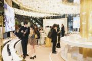 K11 MUSEA今年設置15米高Dior戶外聖誕樹、裝飾旋轉木馬等，並於六樓設聖誕市集，共設25個攤販，逾40個品牌參與。（賴俊傑攝）