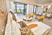 客廳以銀色及米色為主調，並以橫廳設計，配合巨型玻璃窗，從客廳到飯廳均可飽覽九龍塘景致。（劉焌陶攝）