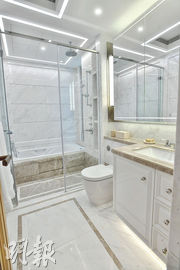 主人房浴室以白灰色雲石設計為主調，配備浴缸和企缸，方便住戶靈活使用。（劉焌陶攝）