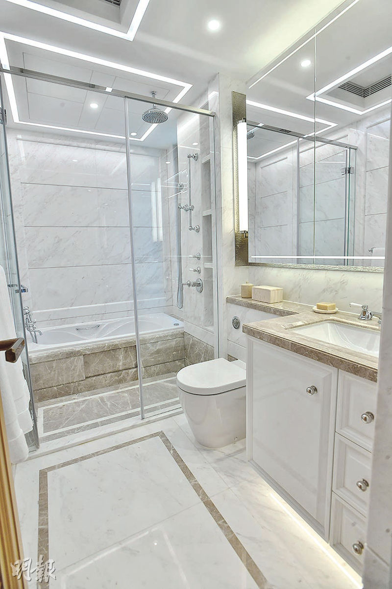 主人房浴室以白灰色雲石設計為主調，配備浴缸和企缸，方便住戶靈活使用。（劉焌陶攝）