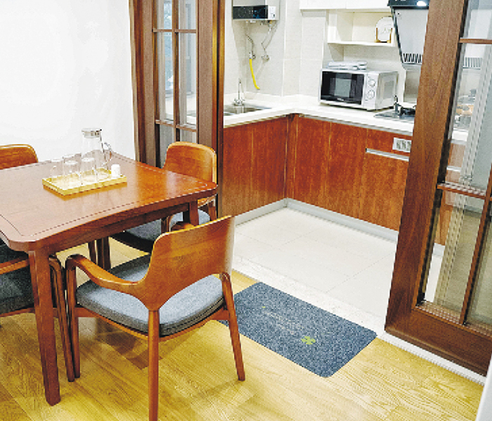 木棉人家康養社區內公寓面積最小的48平米單間，也設有開放式廚房及獨立廁所。（木棉人家提供）