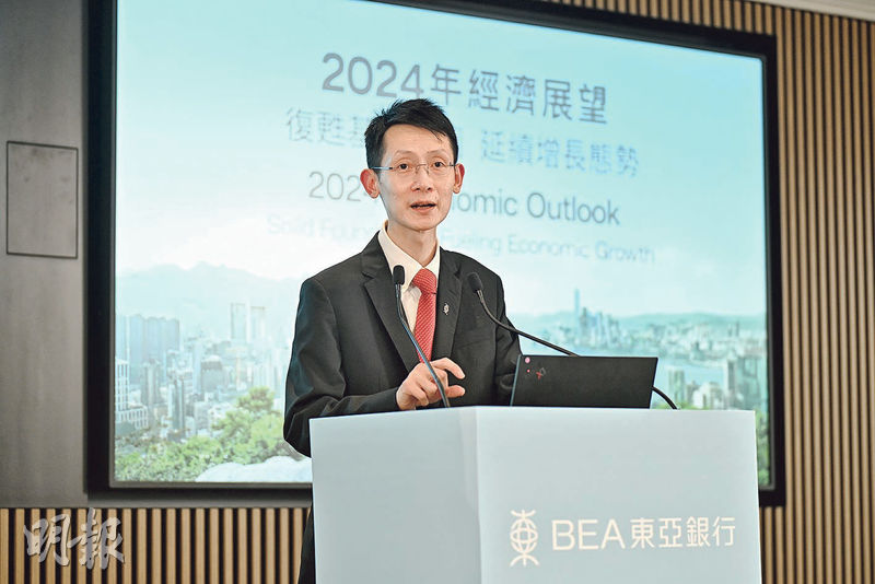 東亞銀行經濟研究部首席經濟師蔡永雄表示，香港旅遊和消費業復蘇需時，旅客訪港數字為2018年同期的一半，認為其擁有進一步發展的潛力，預計明年香港經濟增長可達3.5%。（鄧宗弘攝）