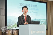 東亞銀行經濟研究部首席經濟師蔡永雄表示，香港旅遊和消費業復蘇需時，旅客訪港數字為2018年同期的一半，認為其擁有進一步發展的潛力，預計明年香港經濟增長可達3.5%。（鄧宗弘攝）