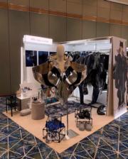 不久前，Ian的“Gigantic Manta Rays”系列作品舉辦顯現展示，運用3D打印技術模擬出魔鬼魚服飾、眼鏡和鞋。