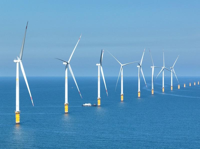 華潤電力重點發展清潔能源，這是蒼南海上風電一景。