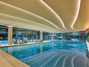 會所內設有25米室內恆溫「極光星池」，住戶一年四季都可以暢泳。