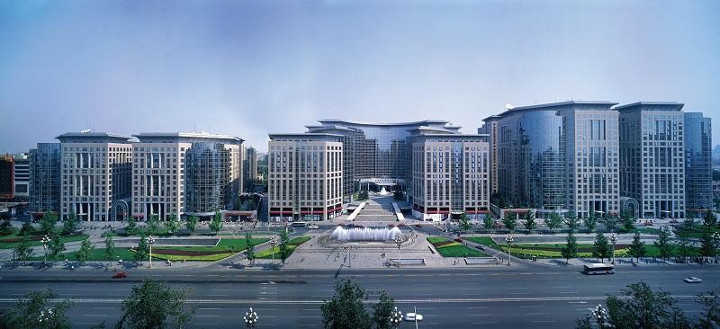 長實持有匯賢產業信託的權益，北京東方廣場為匯賢產業信託的旗艦項目，由購物商場、甲級寫字樓、服務式公寓、一間五星級酒店，以及停車場組成，乃北京市中心的地標商業項目。