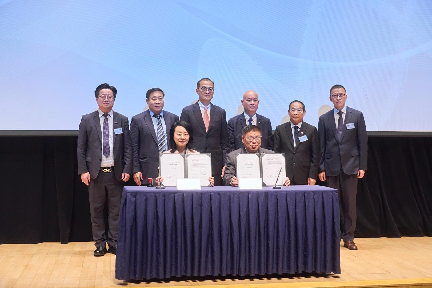 於高峰論壇上，香港科學工作者協會主席萬鈞教授（前排左)與一帶一路國際合作組織中國事務部副秘書長高星教授（前排右）簽署合作備忘錄。