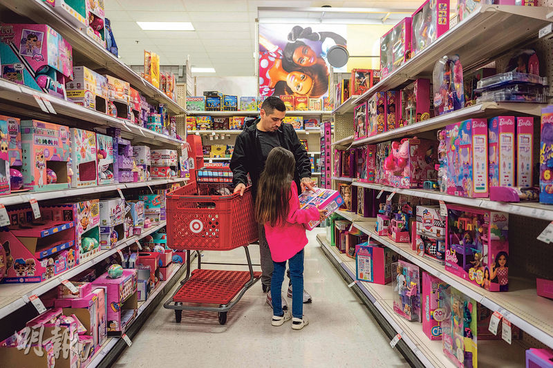圖為美國消費者在得州的Target折扣零售百貨選購聖誕禮品。美通脹持續降溫，11月整體PCE物價指數出乎意料按月跌0.1%，是2020年4月以來首次按月下滑。（法新社）
