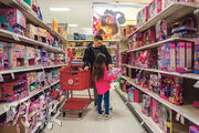 圖為美國消費者在得州的Target折扣零售百貨選購聖誕禮品。美通脹持續降溫，11月整體PCE物價指數出乎意料按月跌0.1%，是2020年4月以來首次按月下滑。（法新社）