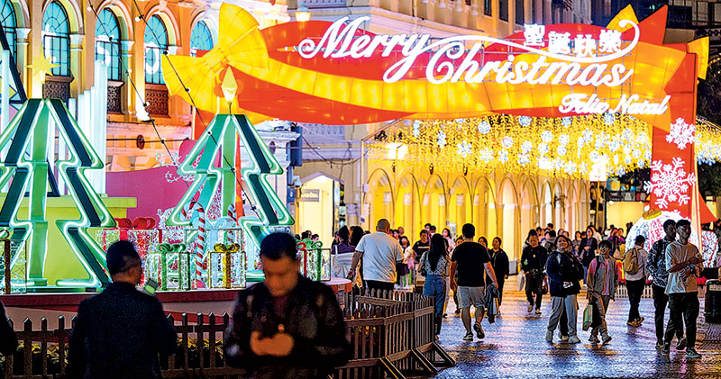 不少內地客在聖誕、新年檔期往澳門遊玩，有酒店在聖誕正日房價貼近疫情前水平。圖為澳門議事亭前地設置巨型聖誕燈飾。（中通社）