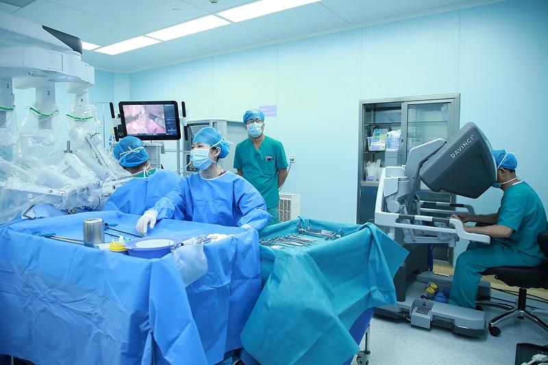 外科醫生在手術機器人輔助下進行手術