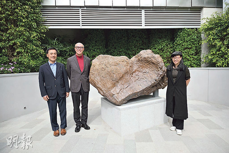 華懋集團執行董事兼行政總裁蔡宏興（中）表示，全港首個博物館級木化石公園「如心園」昨起首階段開放。（蘇智鑫攝）