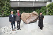 華懋集團執行董事兼行政總裁蔡宏興（中）表示，全港首個博物館級木化石公園「如心園」昨起首階段開放。（蘇智鑫攝）