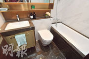 浴室配置浴缸，洗手盤上方亦附收納空間。