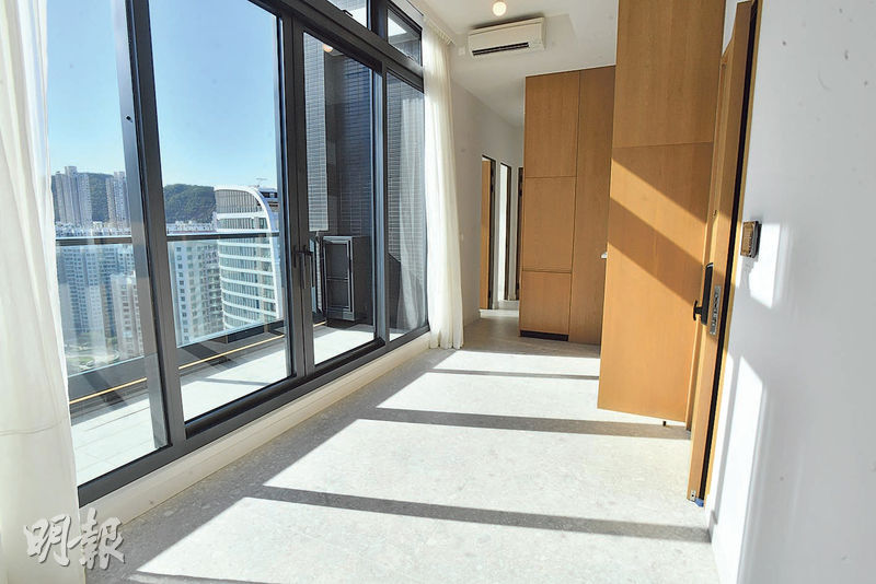 單位樓層高度3.8米，落地敞門引入充足自然光線。