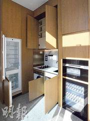 開放式廚房設備齊備，廚櫃向上延伸，為住戶提供更多儲物空間。