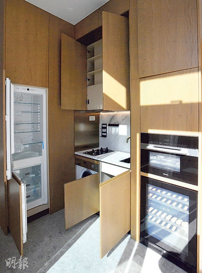 開放式廚房設備齊備，廚櫃向上延伸，為住戶提供更多儲物空間。