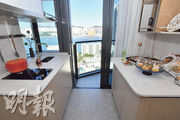 開放式廚房設雙邊廚櫃，並連接露台，住戶可邊煮食、邊欣賞維港景。