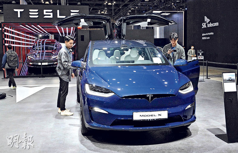 圖為Tesla向公眾展示Model X電動車。雖然Tesla第4季交付量不敵比亞迪，但Tesla行政總裁馬斯克暗示，Tesla與比亞迪沒有可比性。（法新社）