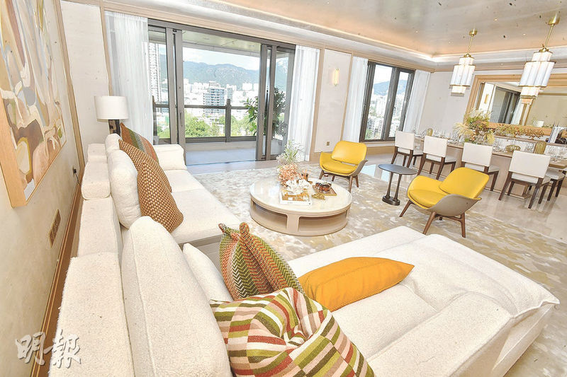 客廳以銀色及米色為主調，配合巨型玻璃窗，從客廳到飯廳均可飽覽九龍塘景致。