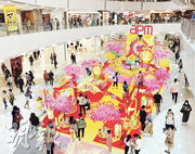 龍年將至，新地旗艦商場apm與澳洲華裔藝術家Chris Chun攜手打造新春裝飾，以《百花盛放孔雀園》為主題，融合中西設計元素的百花園，期望為顧客送上無限福氣。