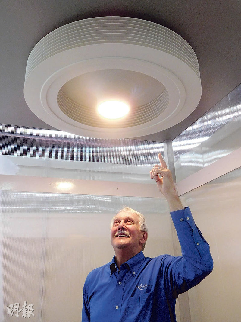 Exhale Fans創辦人兼行政總裁Richard Halsall表示，該公司的無扇葉樓底扇非常寧靜和省電，還整合了LED燈，稍後將推出一款直徑略小的型號。（薛偉傑攝）