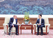 國家副主席韓正（右）昨會見匯控主席杜嘉祺時表示，希望匯控用好自身優勢，深化同中方互利合作。（新華社）